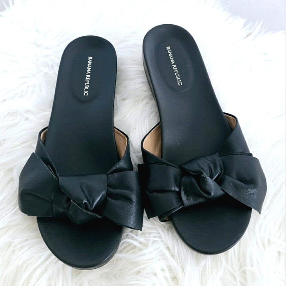 Banana Republic Bow Tie Black Faux Leather Flat Slide Sandals Women's Size 7M 🌴